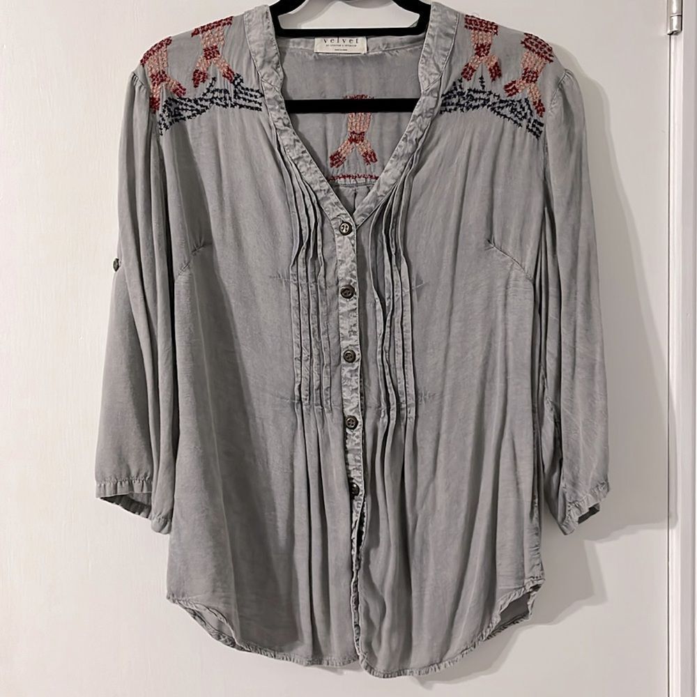 Velvet by Graham & Spencer Grey Embroidered Buttondown Blouse Medium
